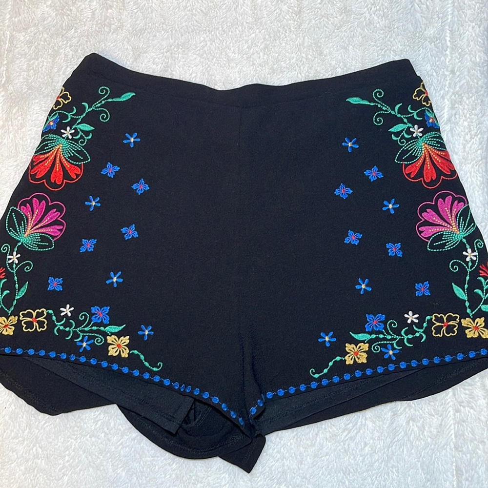 EUC Xhilaration embroidered shorts